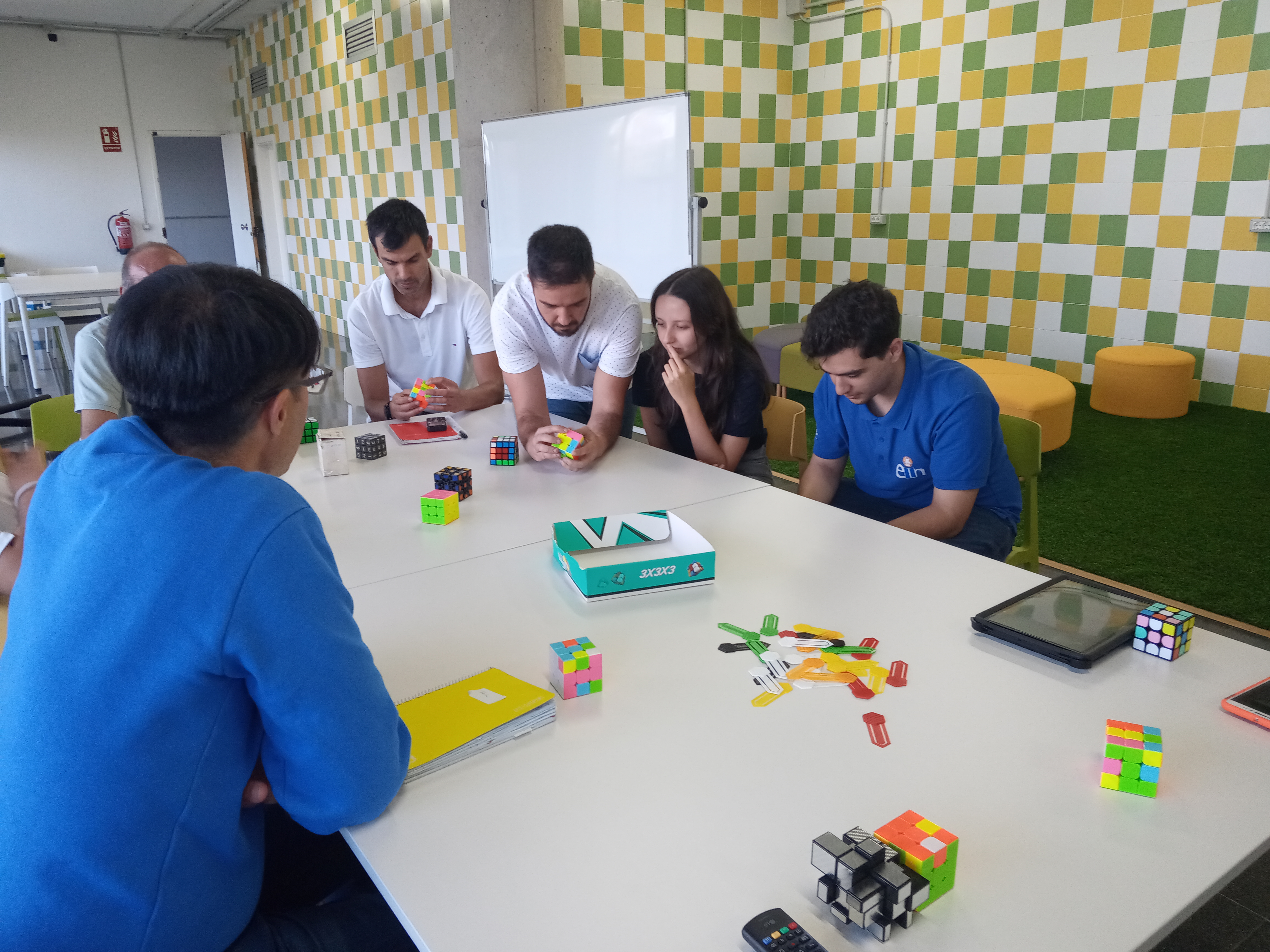 Imagen de un momento del taller de iniciación al cubo de Rubik