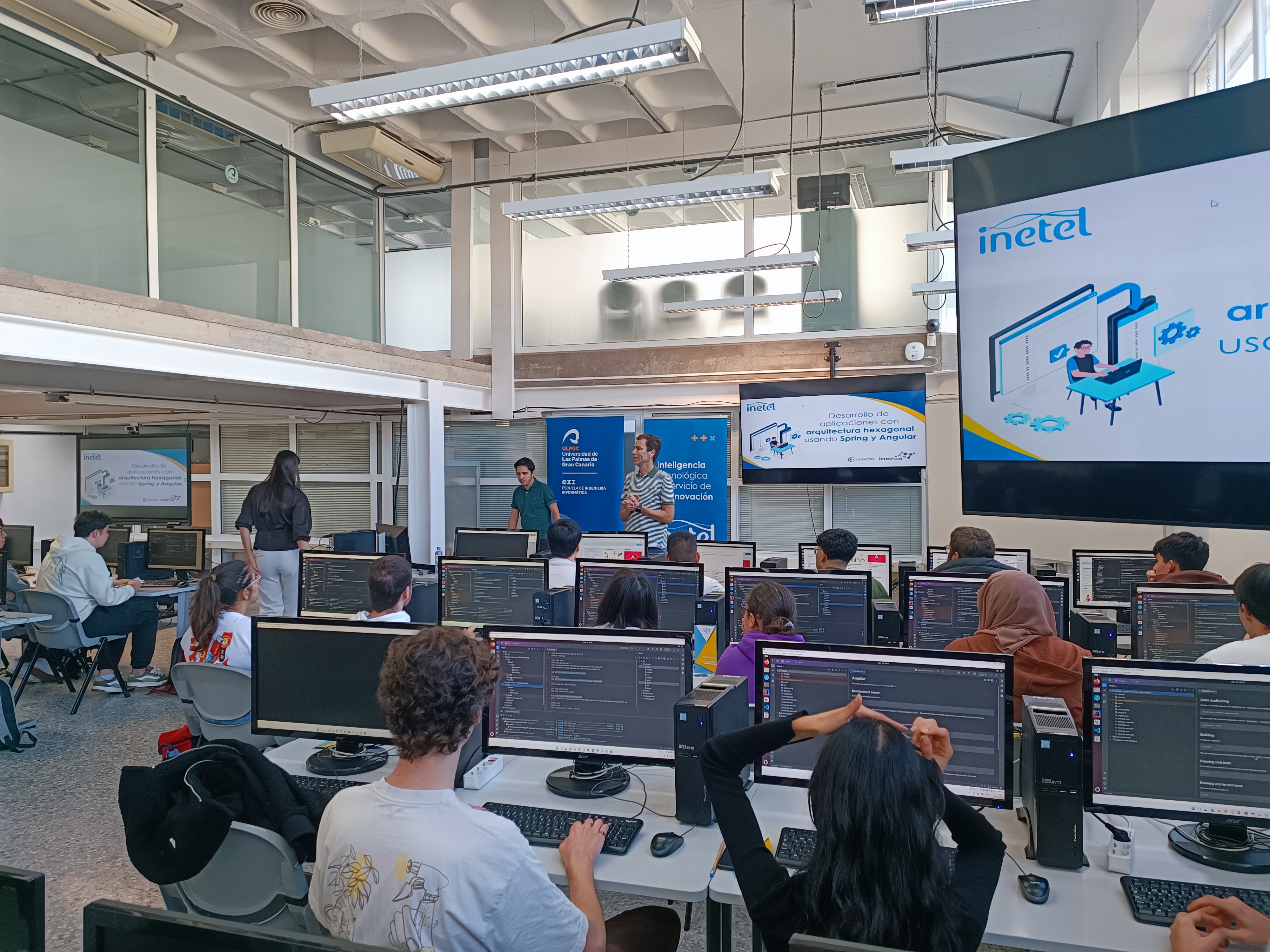 Fotografia de un momento del taller de Inerza