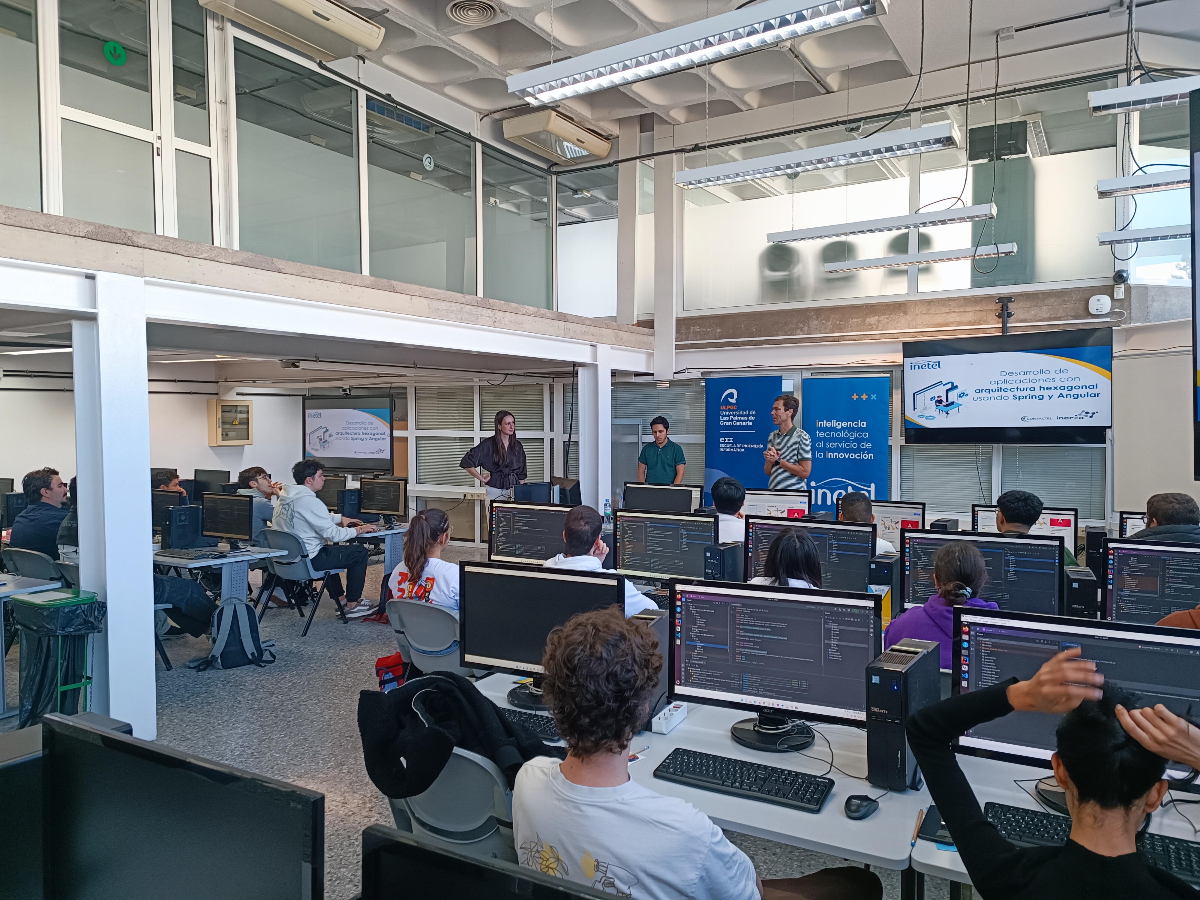 Fotografia de un momento del taller de Inerza