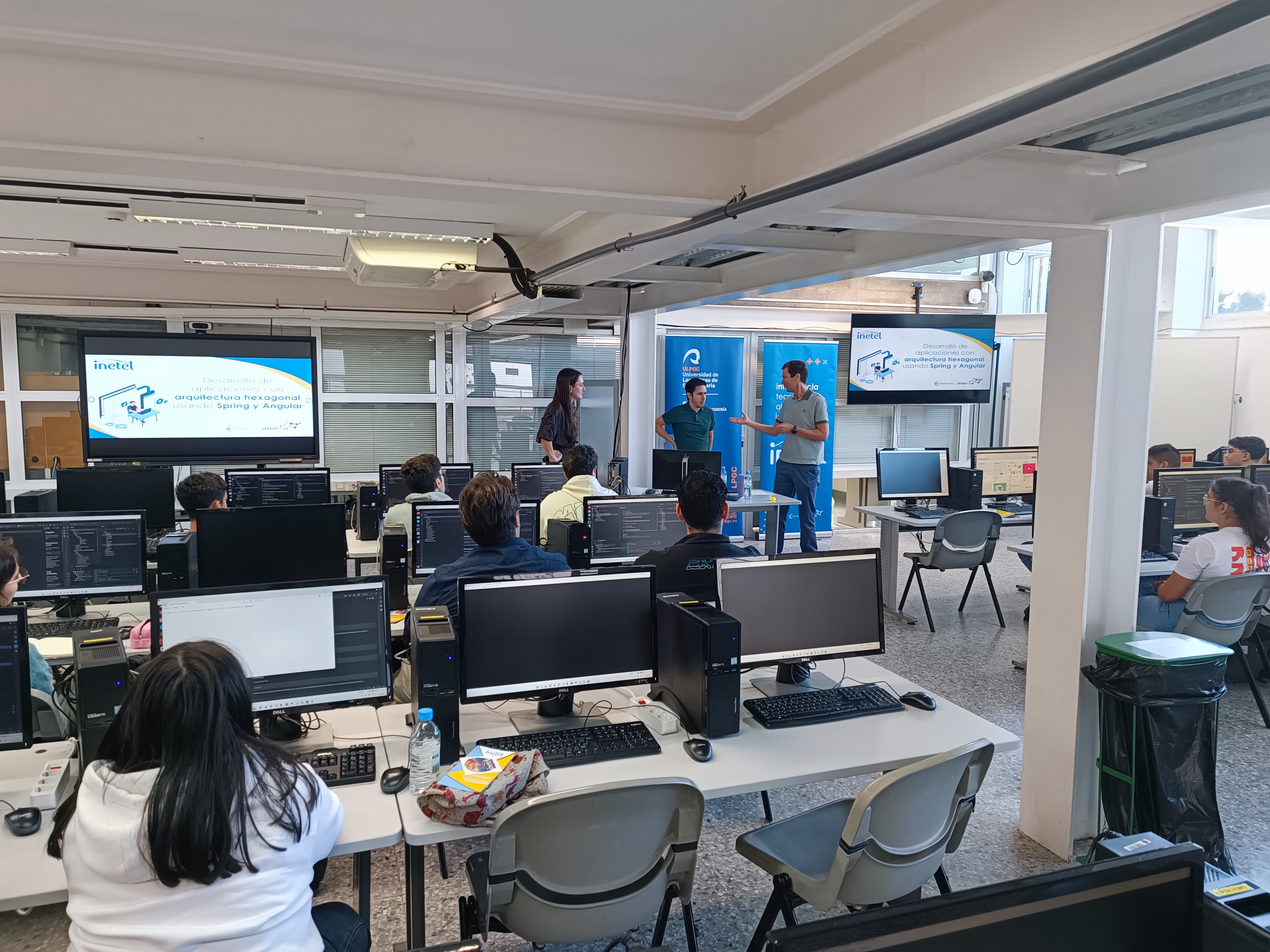 Fotografia de un momento del taller de Inerza