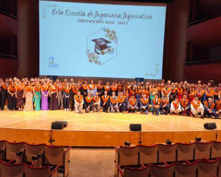 Instantánea de la ceremenia de entrega de orlas de la promoción 2024/2025
