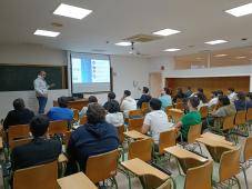 Imagen decorativa de un momento de la clase de Brian Estévez